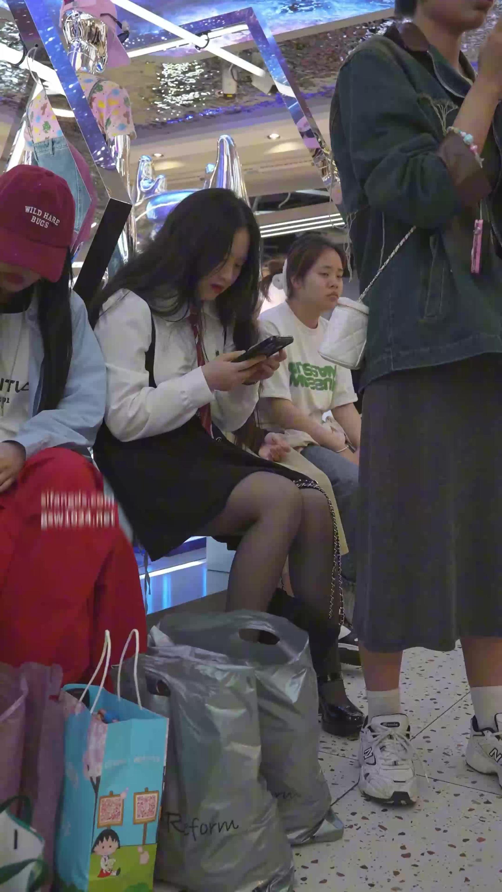 人多的空间下还是偷拍到可爱肥嫩的制服妹儿小白裤 预览截图 3