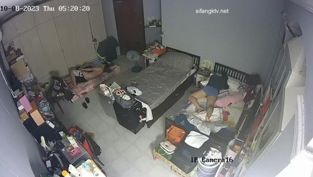 【当面偷情】姐姐趁妹妹睡觉在旁边勾引妹夫口爆！妹妹被声音惊醒无奈转身装睡，越想越生气爆出监控！ 预览截图 1