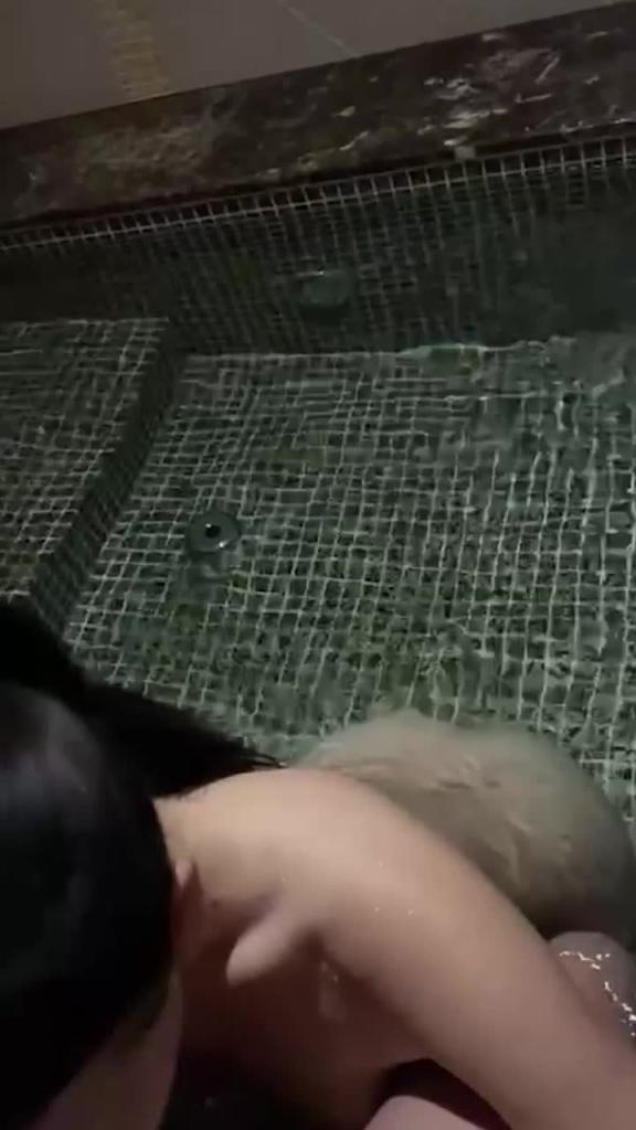 给巨乳美人口交的给爽了,也让她底下小嘴操逼个爽儿 预览截图 1