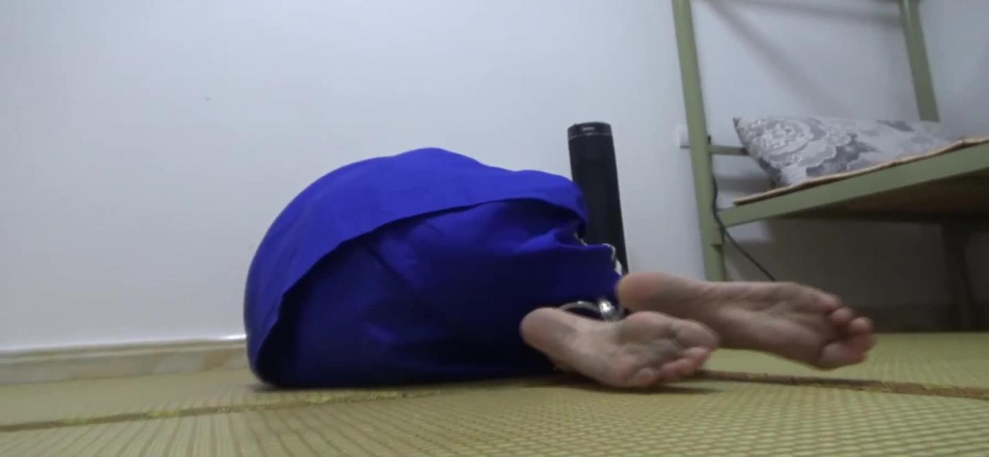 【新月原创】【红豆】裸足女囚带铐关押 小脏脚各种秀脚底 那种冷得颤抖到可怜的感觉很真实 预览截图 5
