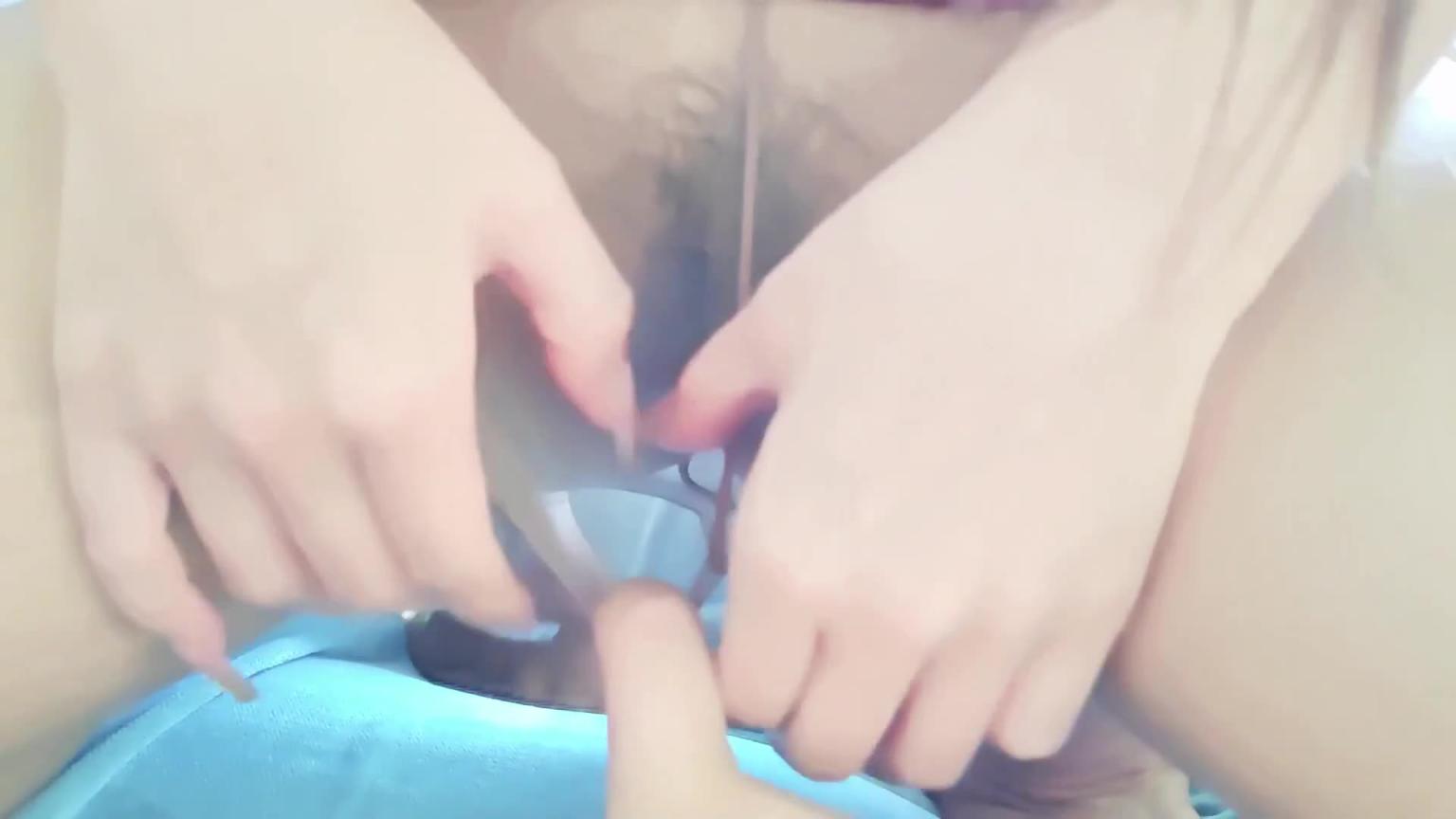 【母子乱伦】憋了一天不顾我爸在旁边午睡,把老妈按沙发狂操 预览截图 4