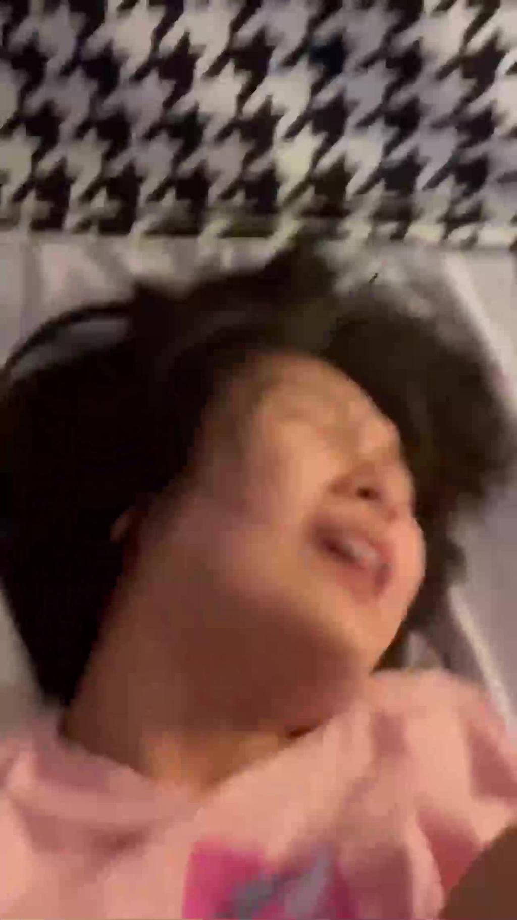 清纯可爱的大学生妹子被男友拉到酒店直接爆操抽插,强制操到高潮,妹子即爽快又疼的被操哭了 预览截图 5