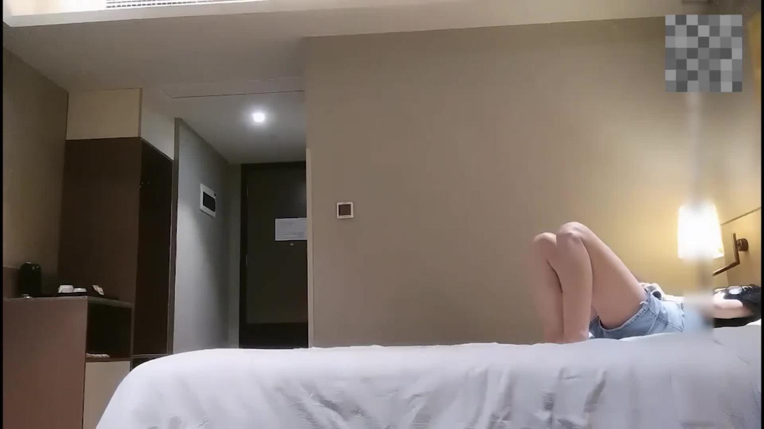 约啪01年清纯妹子花式暴操,水灵粉嫩,电视旁自摸勾引诱惑 预览截图 3