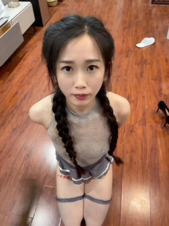 调教喜欢发骚的母狗 滴蜡滴在骚逼上 求着爸爸干死她 主动骑上来摩擦骚逼 预览截图 4