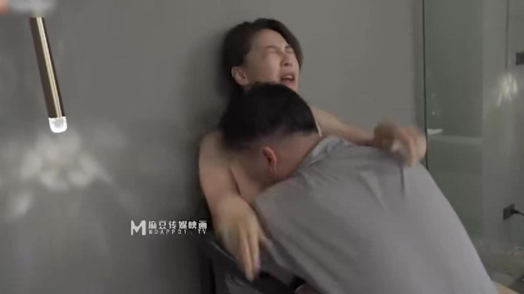 母女俩被上门的空调维修工轮奸，母女换着操 预览截图 4