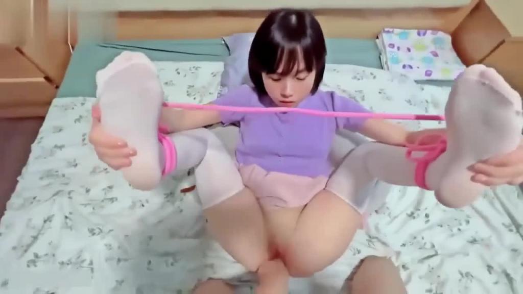 【兄妹乱伦】哥哥你的肉棒好大，我不要了，下面好痛 预览截图 7