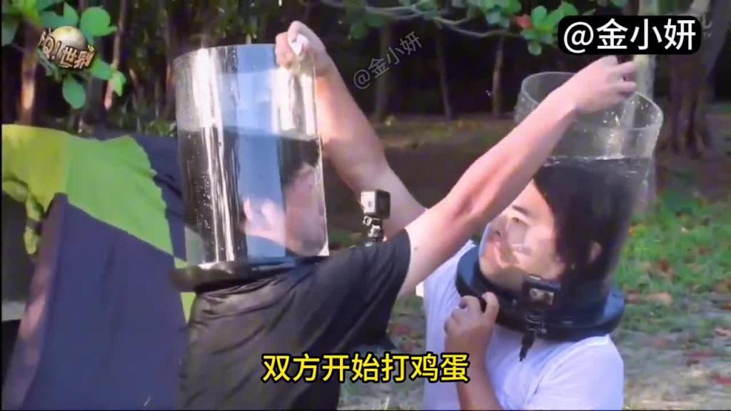 搞笑日本整蛊综艺,头戴水桶表演水里吃鸡蛋,两兄弟表现让人笑到直不起腰 预览截图 5