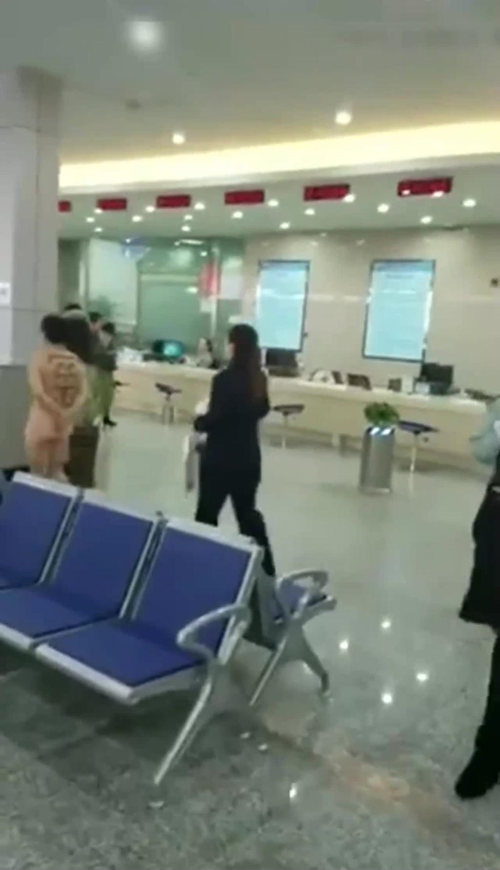 【12.11惊天大瓜】吉林行政审批大厅惊爆 脱衣门! 预览截图 7