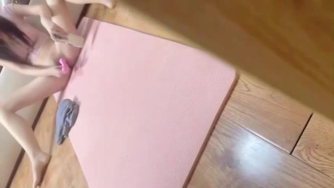 趁继母做瑜伽看她骚逼,忍不住强上内射了继母 预览截图 5