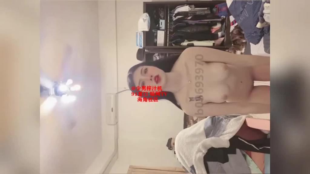【反差婊档案】拍打自己奶子说贱母狗就喜欢这样 预览截图 6