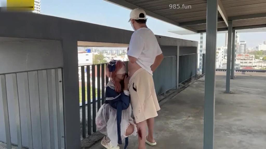 洛丽塔妹妹下体真空拍写真,被摄影师强行天台中出 预览截图 4