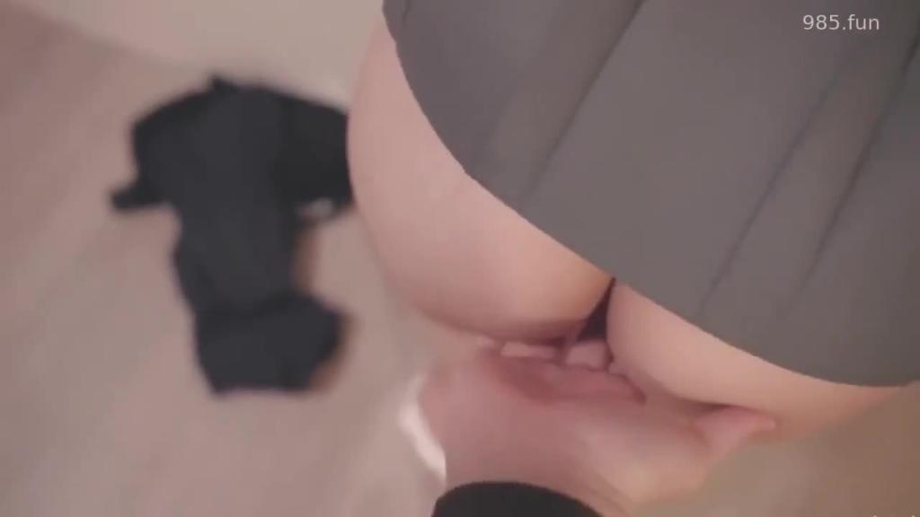 【兄妹乱伦】翘臀,美腿,白色小内内,制服萝莉妹妹太诱人了,她的第一炮不能便宜外人 预览截图 4
