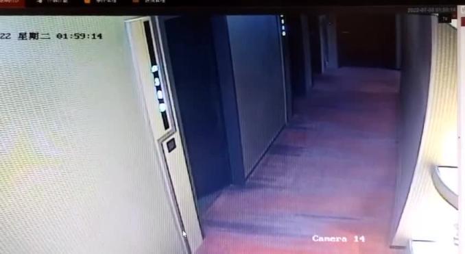门事件 监视器拍到情侣挑战刺激做爱做到酒店走廊才发现糗了 预览截图 1