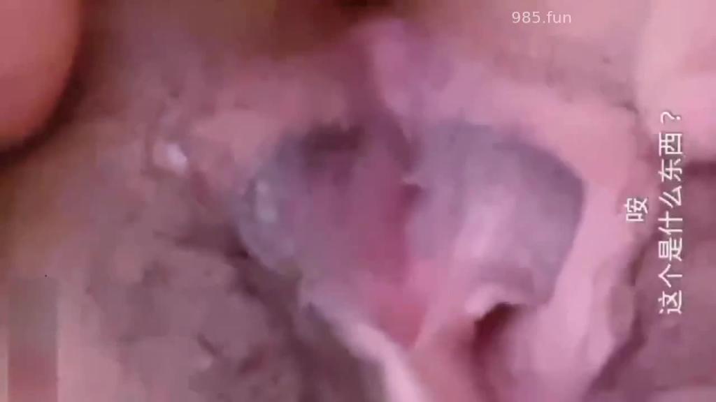 【母子乱伦】趁爸爸和牌友打牌悄悄去妈妈房间操逼 预览截图 2