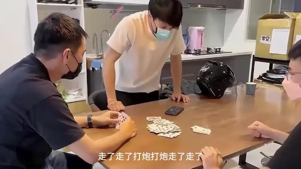极品荡妇嫌我喂不饱她,一气之下电话叫来三个兄弟,加上我四个人轮番操她,还主动要求我们挨个射她嘴里! 预览截图 6