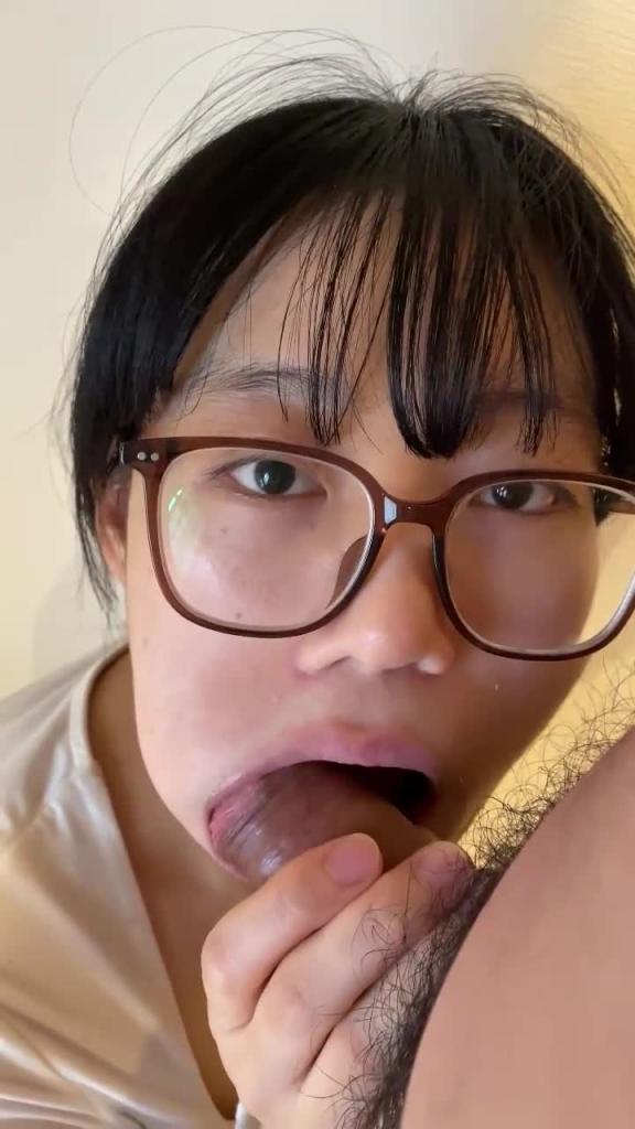眼镜女孩 清纯的样貌上却在吃屌 预览截图 6