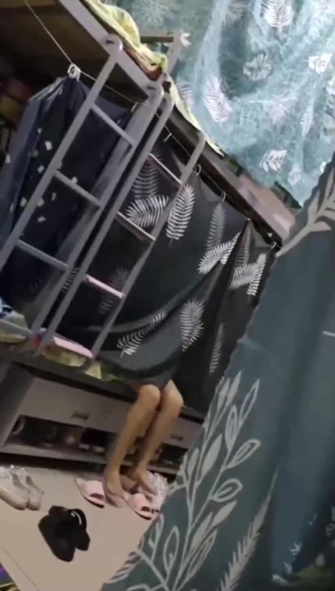 【出卖同学】妹子还不起高利贷被逼直播女室友换衣抵债 预览截图 11