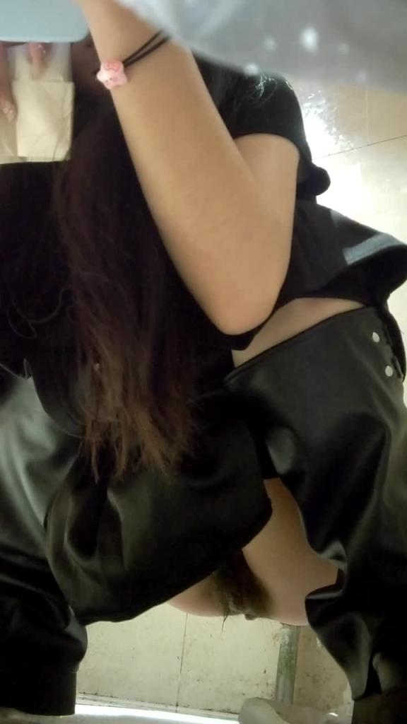 厕所偷拍甜酷美女尿尿的样子 预览截图 7