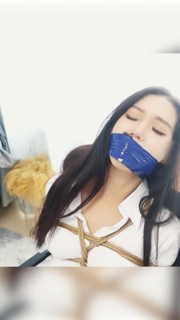 【树屋轻调】封嘴放置控网友定拍,内裤堵嘴+四种颜色胶带堵嘴,反绑并腿绑放置,全程挣扎呻吟,棒棒固定 预览截图 11