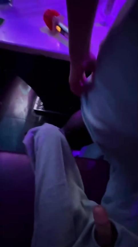 和偷操半年的亲妹妹在 KTV激情开操,年纪⼩就是听话,这骚叫声也 是没谁了,⻣⼦⾥的贱货 预览截图 2