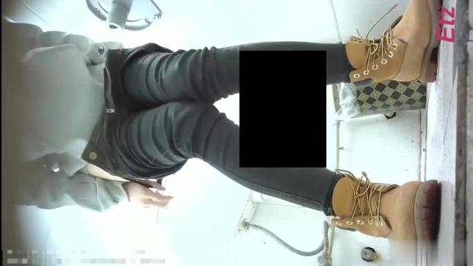厕拍白富美(母女双收)母女皮肤真的好白逼毛都长一样 预览截图 6