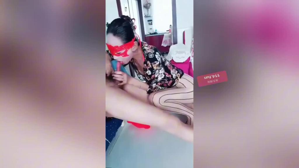 【母子乱伦】70后气质熟女跟干儿子乱伦 开档丝袜深喉口爆吞精 后入内射骚逼 对白淫荡“大鸡巴真好吃” 预览截图 1