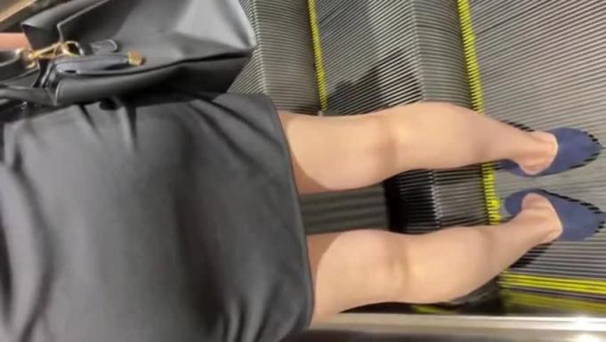 【抄底偷拍】街头抄底性感制服短裙 预览截图 5