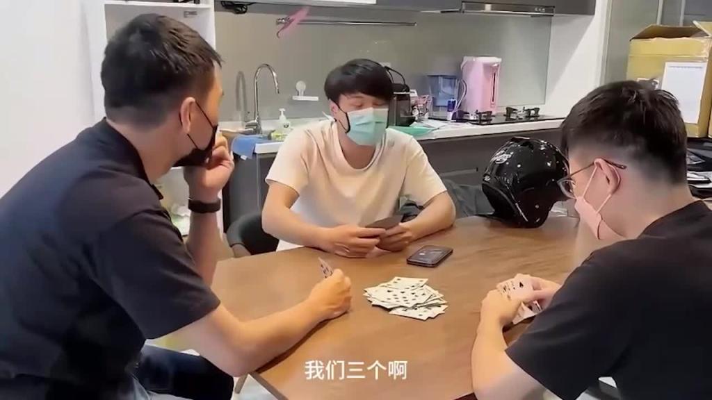 极品荡妇嫌我喂不饱她,一气之下电话叫来三个兄弟,加上我四个人轮番操她,还主动要求我们挨个射她嘴里! 预览截图 5