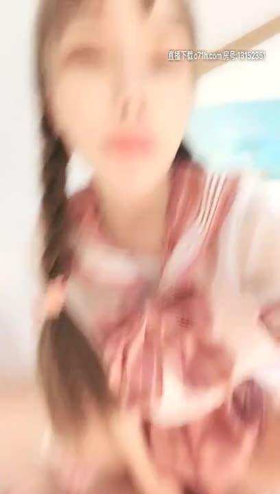 甜美娃娃脸妹子穿学生服卖萌,和炮友激情啪啪 预览截图 1