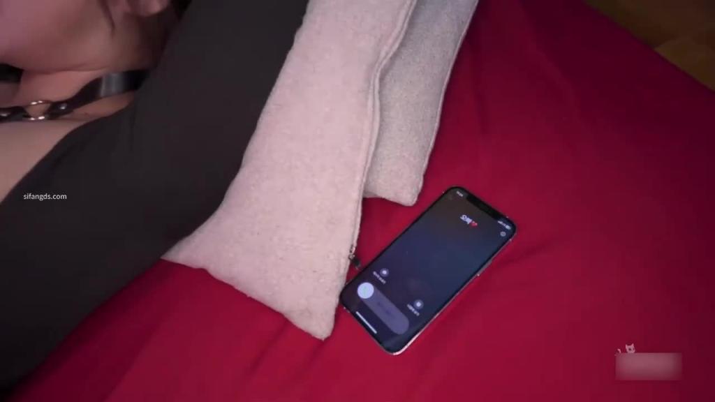 【无能的丈夫韩版第二部】知道女友在拍av,时不时打电话询问情况,女友被勐操都舍不得叫! 预览截图 5