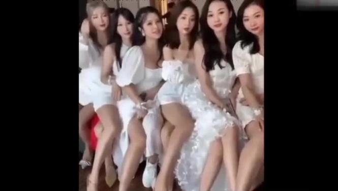 2婚礼现场闹洞房-真实新娘婚前试婚纱偷情摄影师双飞喝醉伴娘 预览截图 6