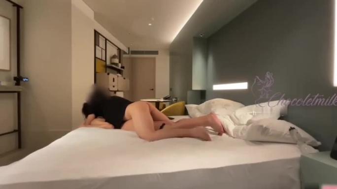 【福利】亚航高管女神找鸭子，洗漱台舔穴，内射后又把精液舔干净 预览截图 7