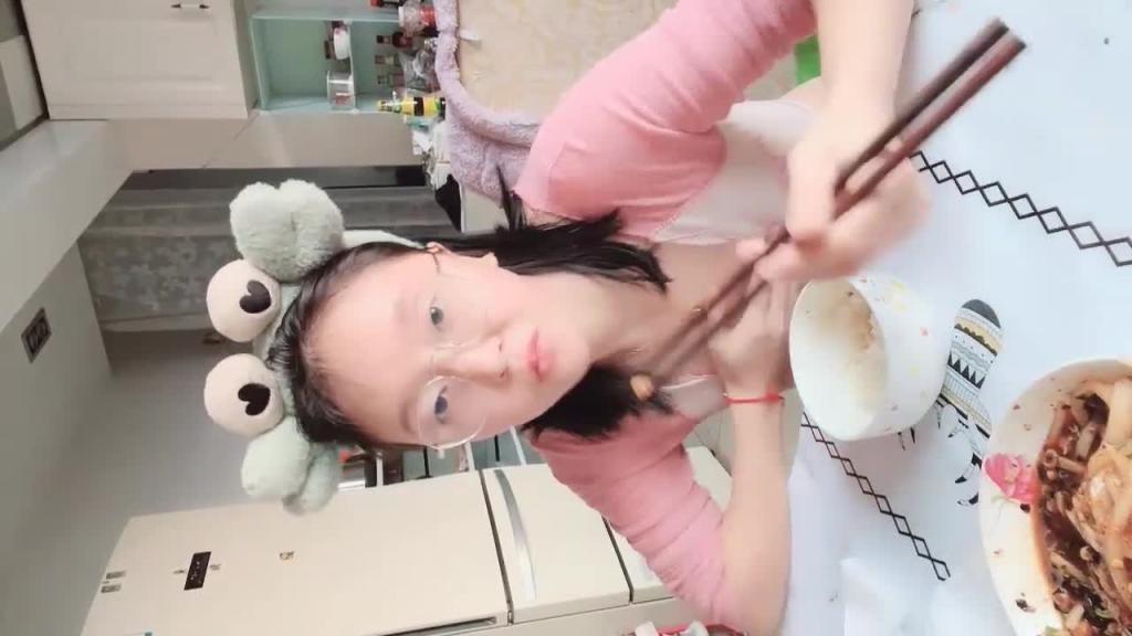 极品少妇-九龙坡区啊！重庆的老师！疫情在家阳台啪啪 预览截图 2