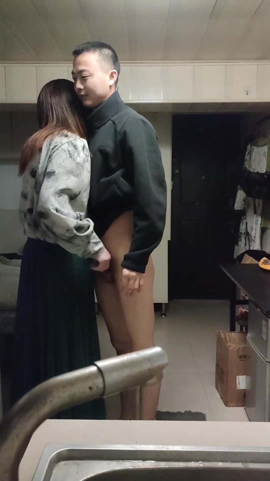 红姐系列1之勾引黑衣害羞小奶狗 裤子刚脱等不及直接蹲下口交 预览截图 1