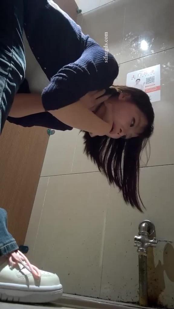 【五月最新流出精品厕拍】酒吧女厕前景高清偷拍，多位高颜值女神小便逼脸同框，喝多扣喉表情难受呕吐！ 预览截图 12