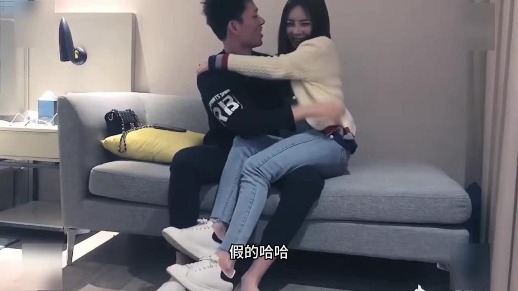 网红脸小姐姐,身材丰满‘你这么大吖’‘老公我爽够了,我错了’被大鸡吧多姿势勐操,求饶放过! 预览截图 2