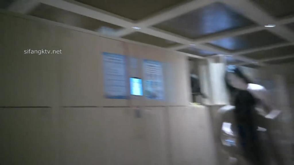 【贫乳姐妹花被偷拍，女孩在外一定要注意】水上乐园抄底各种高颜值女孩，姐妹两换装全程都被偷拍下来了 预览截图 11