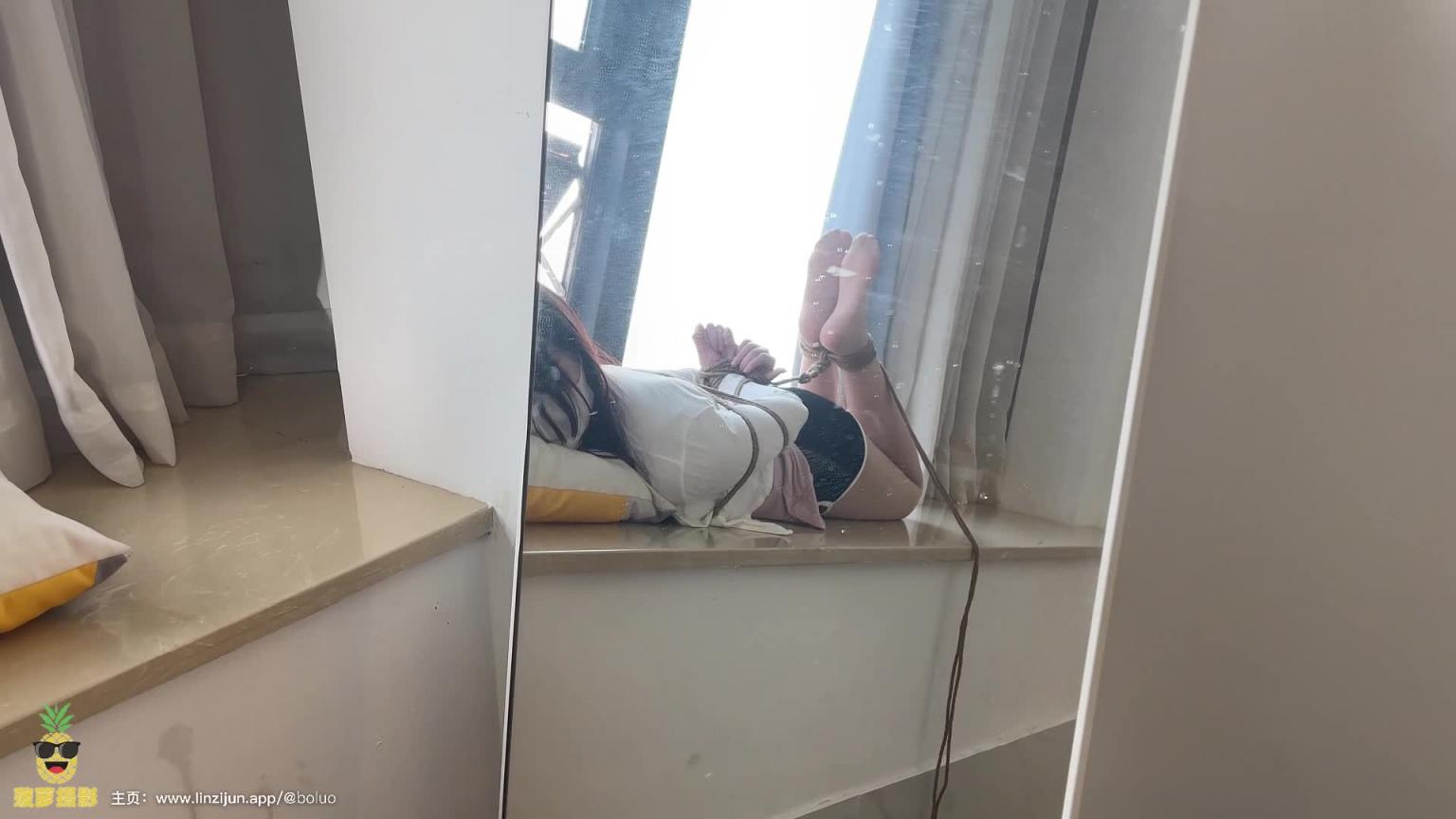 【菠萝摄影】毕业实习欧阳婉婉居家捆绑!丝足!熟睡偷舔!狗链!挠脚!皮鞭!唯美! 预览截图 4