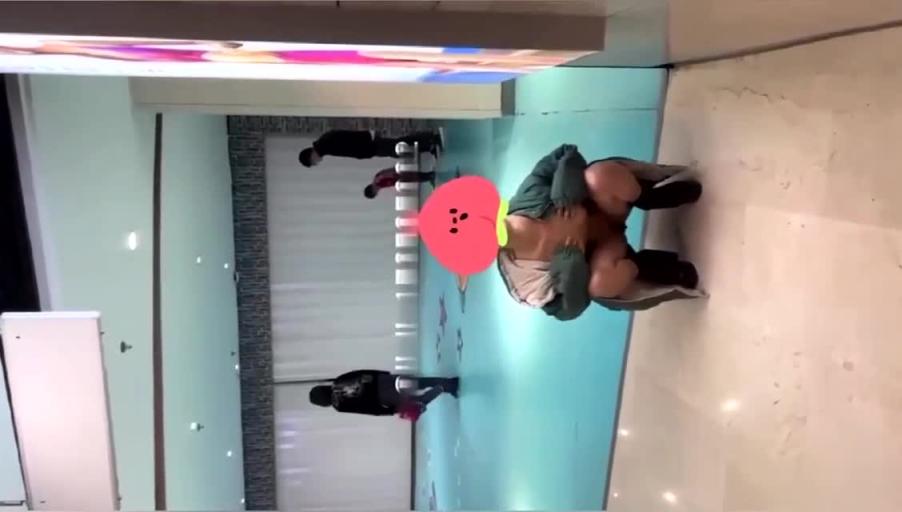社死现场户外露出!超强绿帽奴,调教19岁女友‘林林男厕所灌精,勾引外卖小哥3P;拖到走廊狂操被服务生撞! 预览截图 11