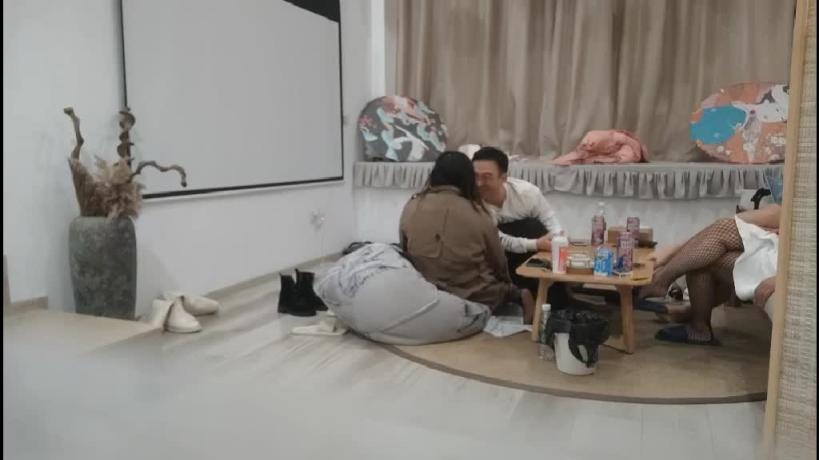 1【换妻系列】大奶黑丝人妻,互换伴侣! 预览截图 5