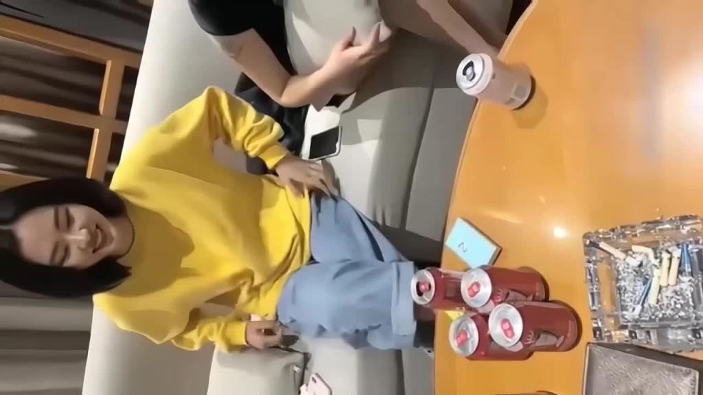 【收费】富二代包养三女,直播大秀大翘臀前戏充足撅这屁股拍对亮相 预览截图 3