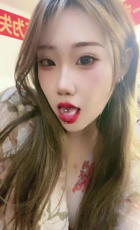 刺青舌环妹子好骚 预览截图 1