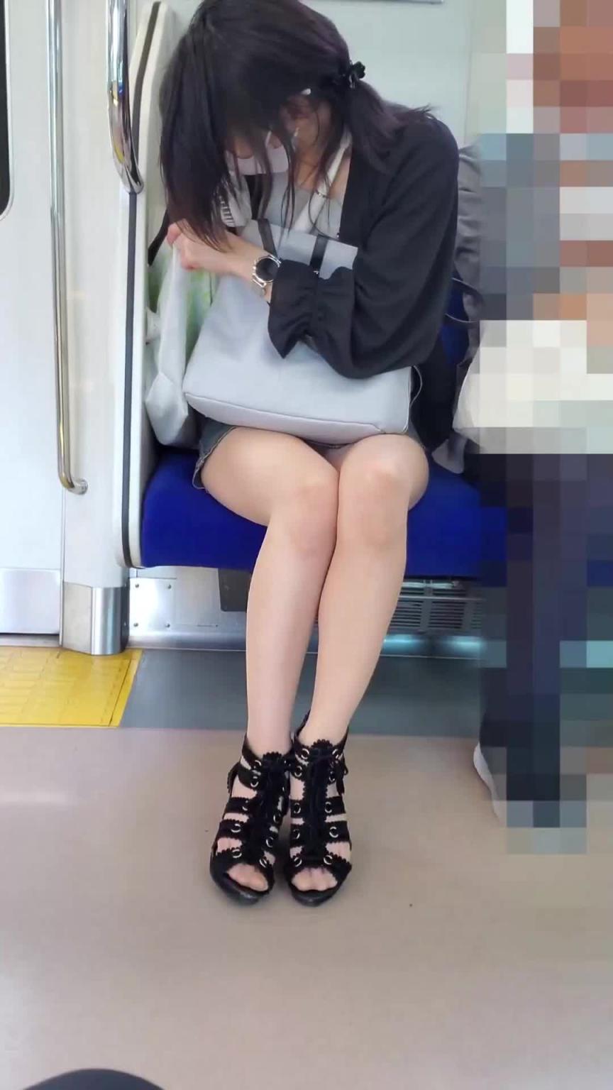 偷拍对座的电车少妇，上班日总有穿短裙的大长腿可看 预览截图 6