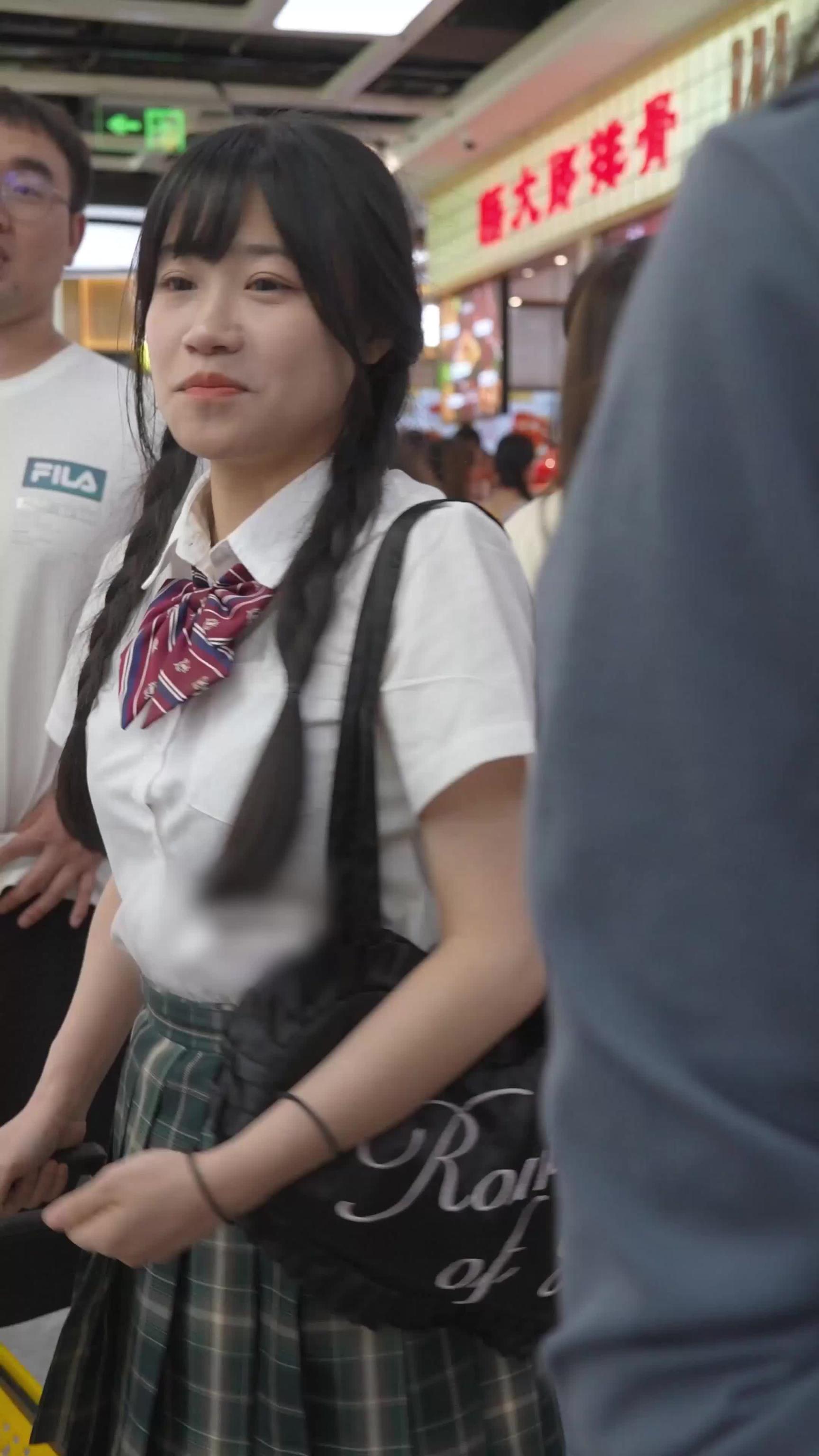 尾随女中生娃娃机抄底!白色内裤真清纯 预览截图 3
