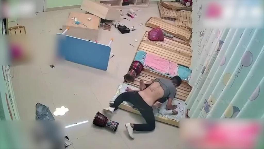 门事件 监控记录真实强奸!屌丝男到幼儿园幼师女友复合不成功 一怒之下在幼儿园里直接强上她 真勐! 预览截图 10