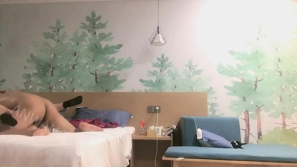 渣男经典语录就蹭！现场对白极限拉扯，妹子立刻反抗不给蹭，最后强行无套插入，射完以后妹子生气摔门出走。 预览截图 11