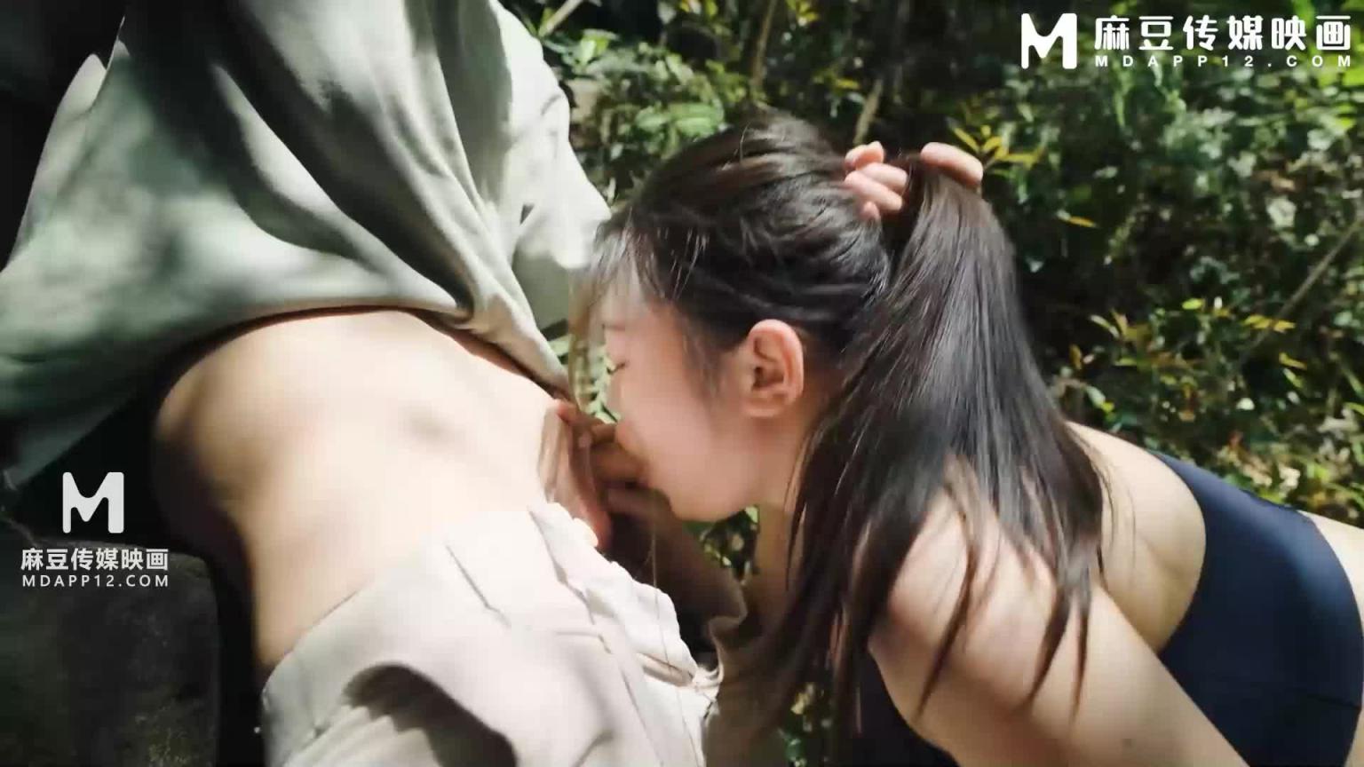 父亲节的淫乱4P登顶 野外中出母女丼 MD-0353 预览截图 3