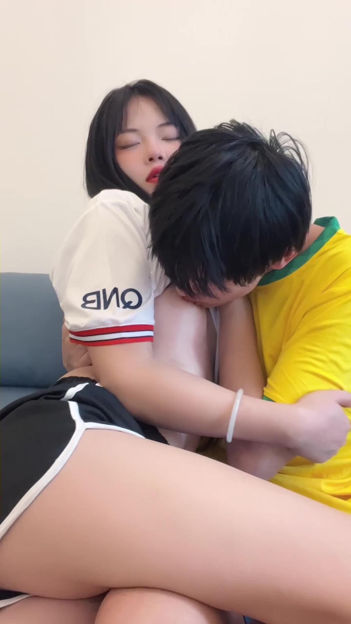原创 牙牙 约大学同学来家里看球结果喝开了 预览截图 7