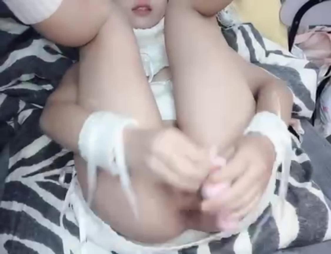 小萝莉玩菊花也这么狠,有多少人想操她 预览截图 1
