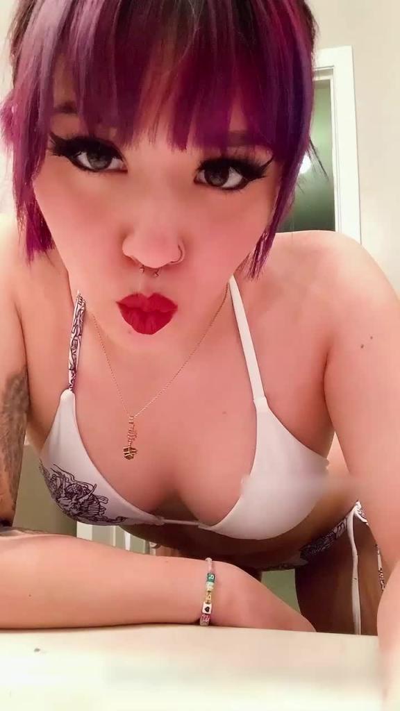 性感紫发少女舌戏蓝色巨根内衣秀#puppiloli 预览截图 4